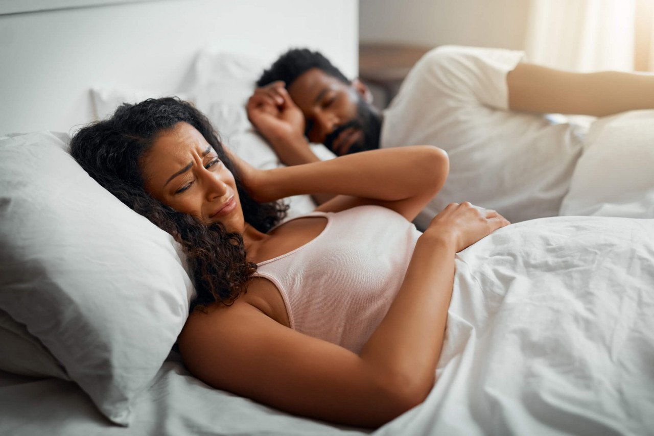 apneia #Pracegover Foto: na imagem há um homem e uma mulher deitados