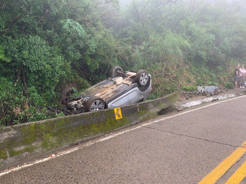 carro #Pracegover Foto: na imagem há um veículo, via e área verde