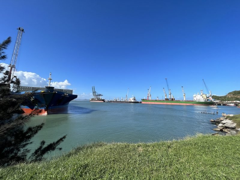 Divulgação SCPAR Porto de Imbituba #Pracegover Foto: na imagem há embarcações, mar e área verde