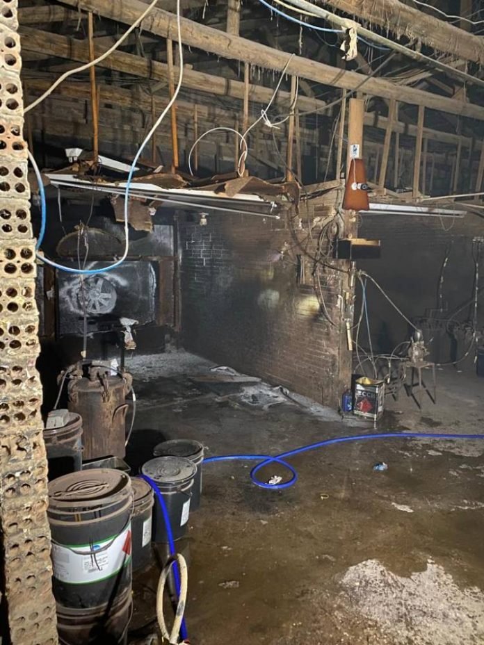 Fábrica de caixões pega fogo e funcionários o apagam em Grão-Pará