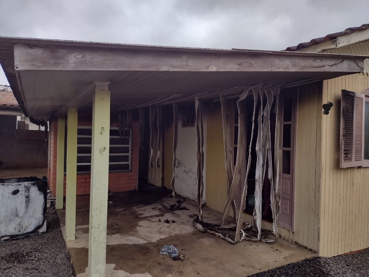 Fogo atinge parte de residência, em São Ludgero