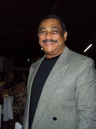 Geraldo #Pracegover Foto: na imagem há um homem de blazer cinza e camisa preta. Ele está sorrindo
