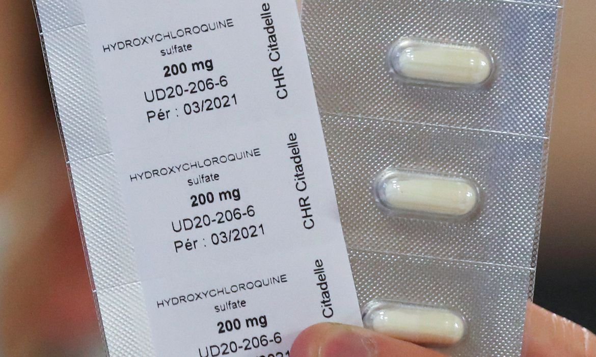 hidroxicloroquina_ #Pracegover Foto: na imagem há um dedo e duas cartelas de medicamentos