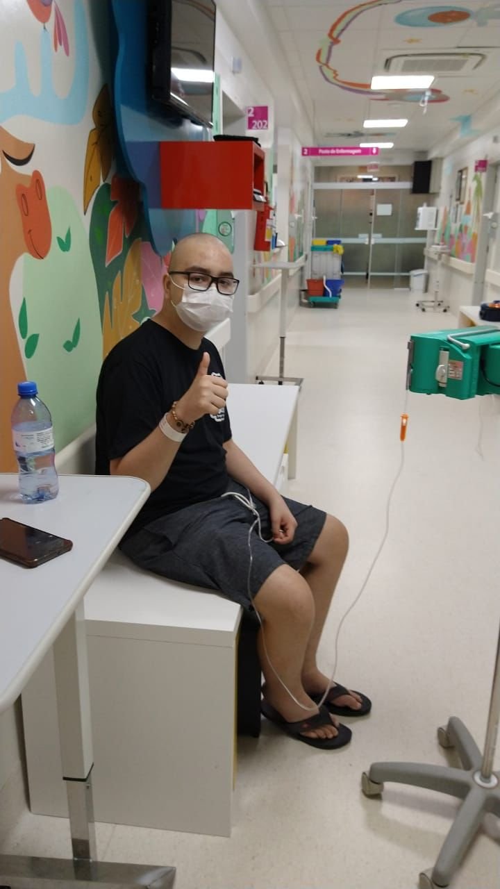 Kauan 2 #Pracegover Foto: na imagem há um jovem de máscara, óculos, bermuda e camiseta escura