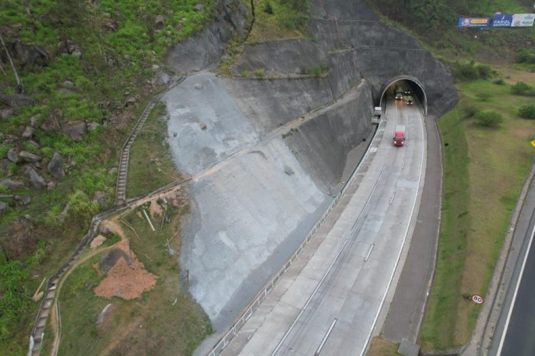 Taludes são estabilizados para evitar desmoronamentos de terra na BR-101