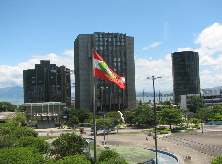 06.05.20-fachada-TJSC-768x566 #Pracegover Foto: na imagem há edificações, bandeira, áreas verde e ruas