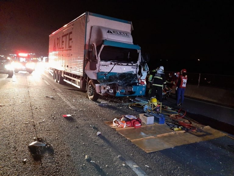 Colisão traseira entre dois caminhões deixa motorista gravemente ferido