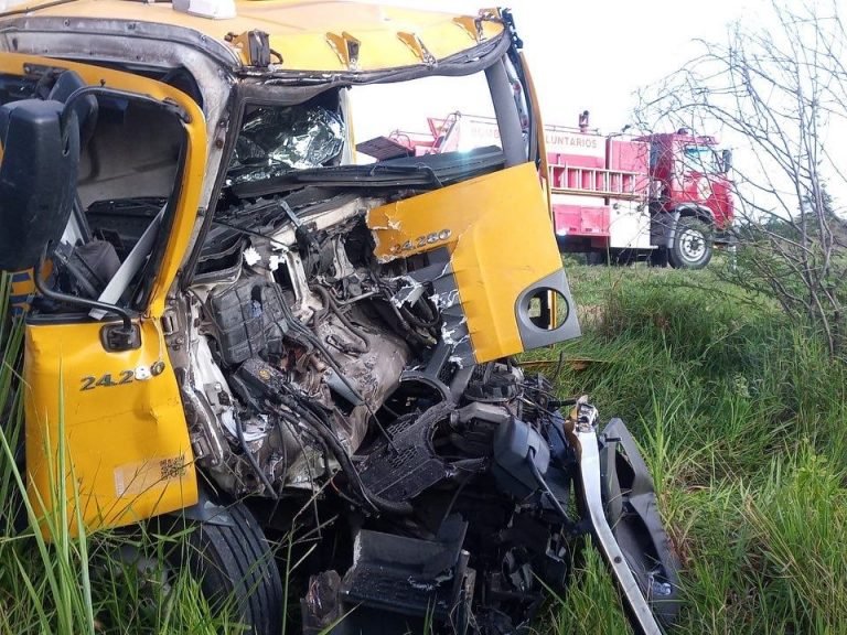 Sangão: caminhoneiro fica preso às ferragens após colisão na BR-101