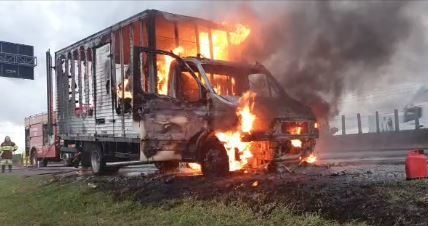 Caminhão carregado com pneus pega fogo na BR-101