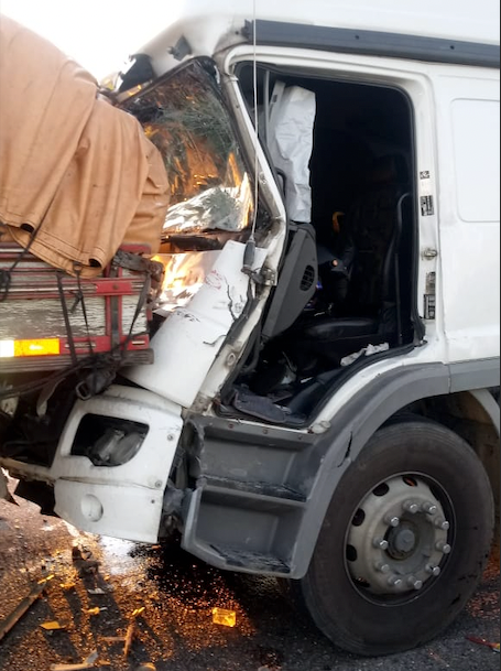 Motorista fica preso às ferragens após colisão entre caminhões na BR-101
