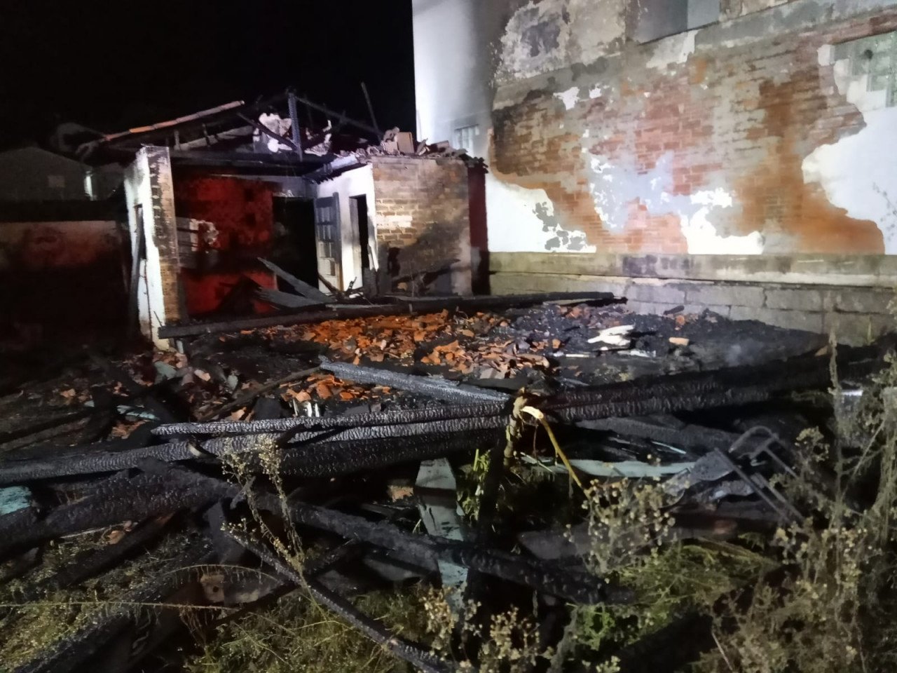 Casa é destruída pelo fogo em Braço do Norte