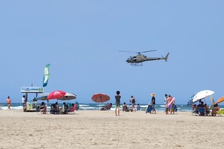 Dois jovens são resgatados após se afogarem em Laguna