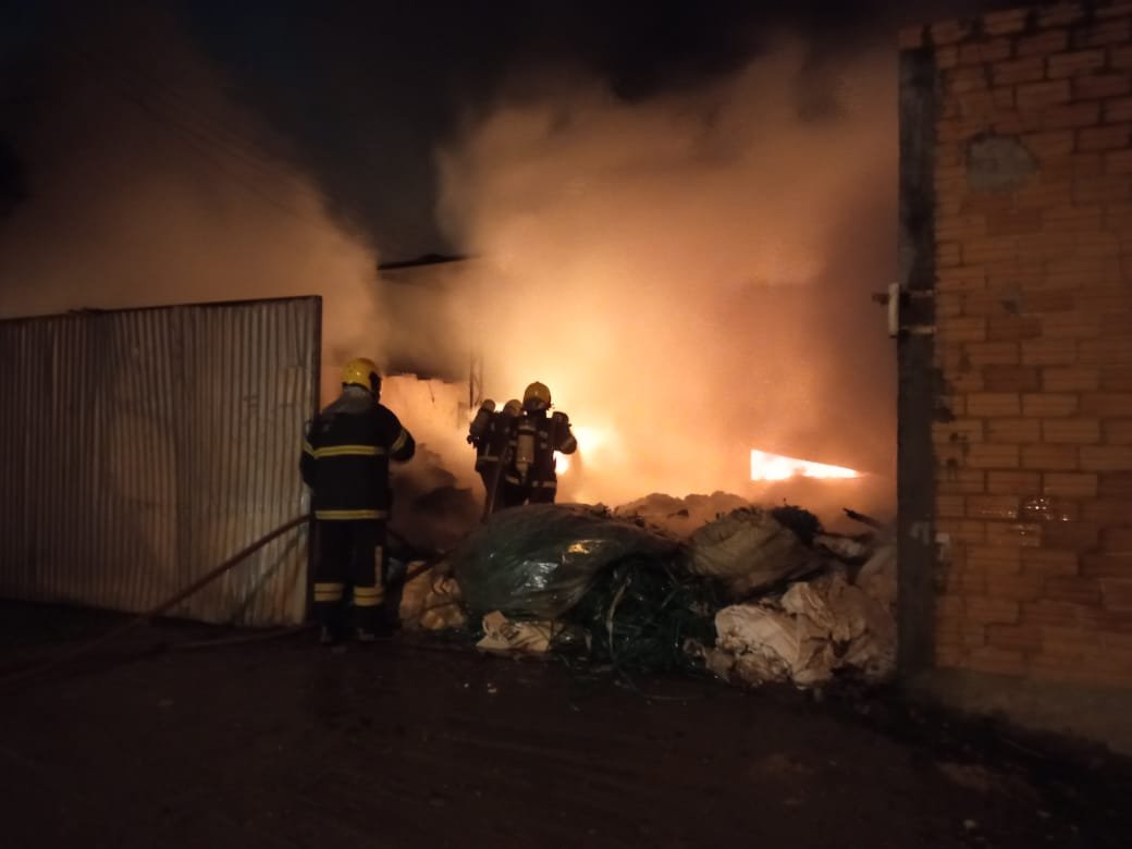 Fogo em empresa de reciclagem, em Içara, atinge grande proporção