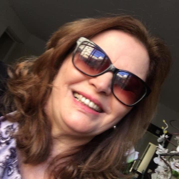 Kátia cunha #Pracegover Foto: na imagem há uma mulher de óculos e sorrindo