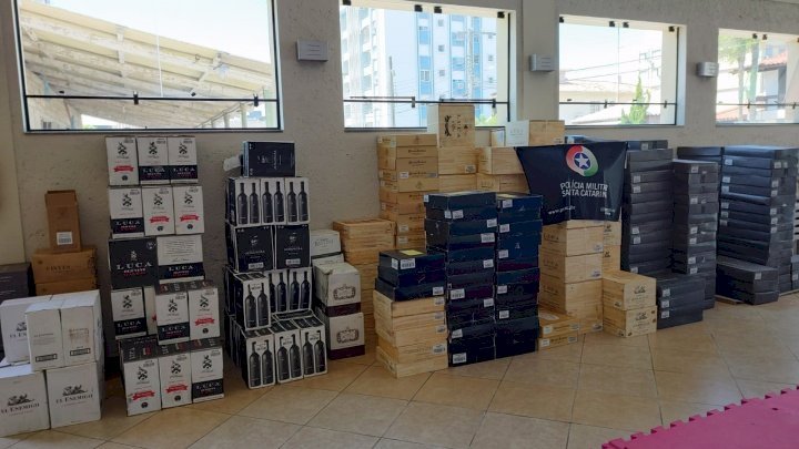 Mais de 2.000 garrafas de vinho são apreendidas em Araranguá
