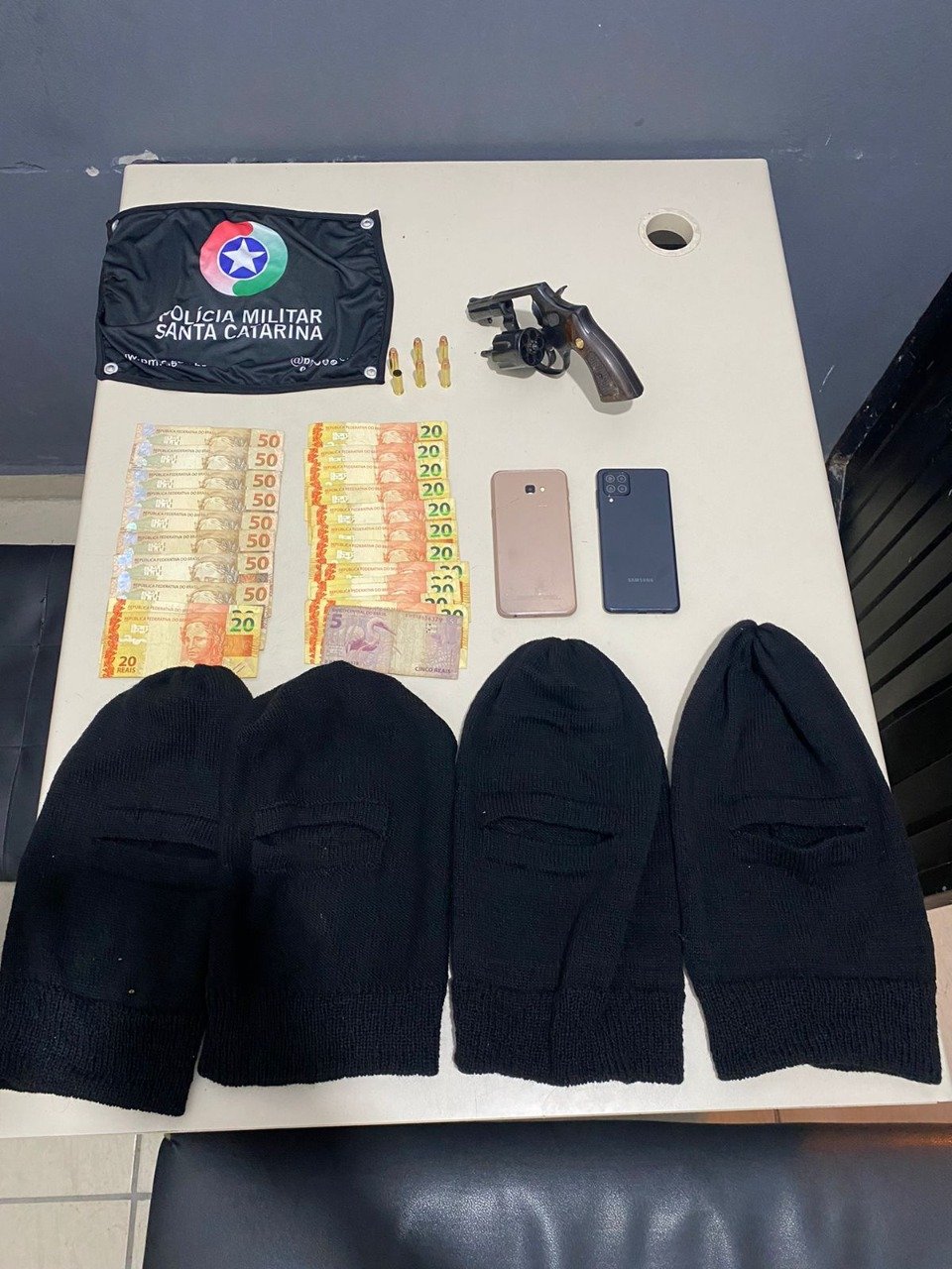 Polícia persegue homens encapuzados, suspeitos de roubo, em Criciúma