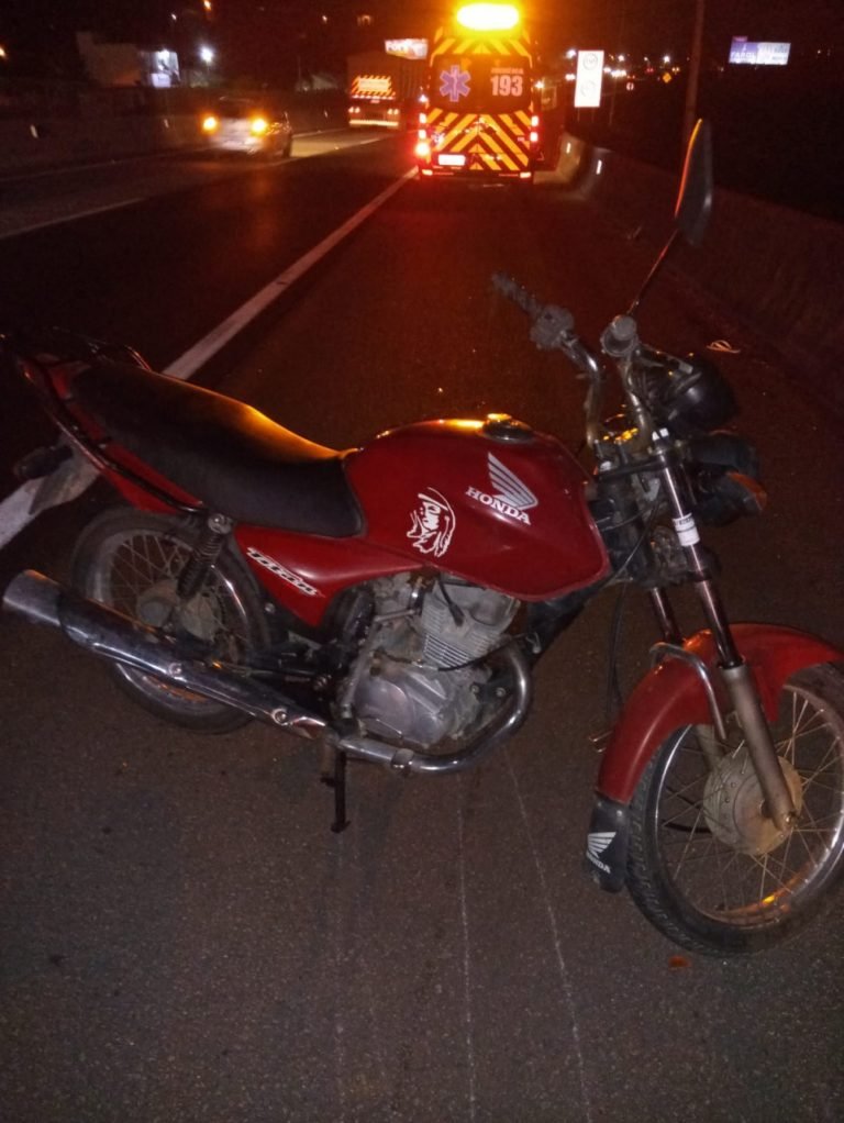 Motociclista colide contra traseira de caminhão