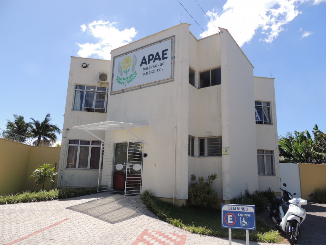 Apae Tubarão #PraCegoVer Na foto, um prédio de dois andares