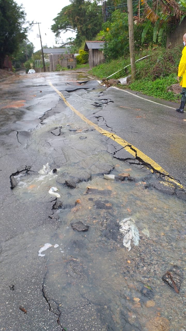 Rodovia João Wendhausen de Moraes Laguna #PraCegoVer Na foto, uma estrada destruída pela chuva
