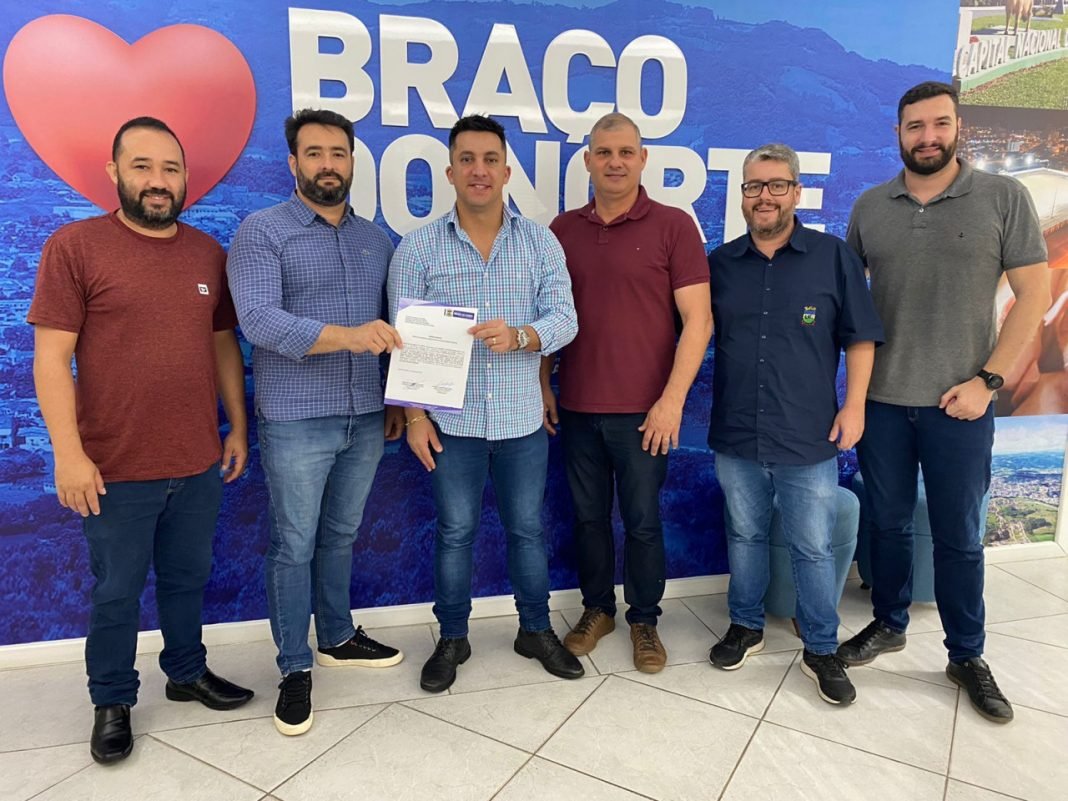 ordem de serviço #PraCegoVer Na foto, seis homens seguram um papel