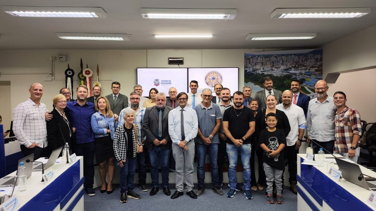 Três Caminhos #PraCegoVer Na foto, um grupo de pessoas