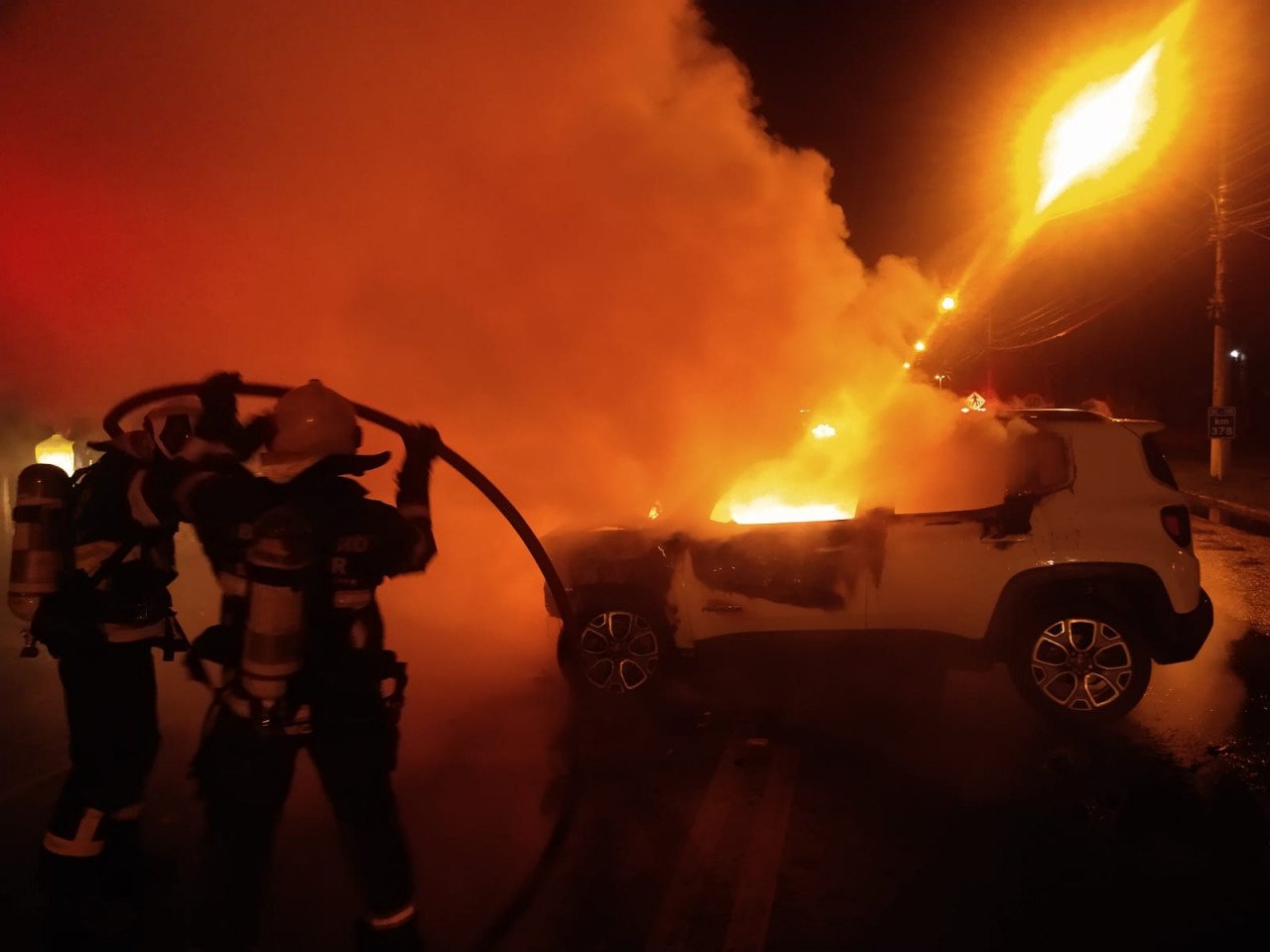 Acidente entre três veículos resulta em vítima e incêndio em Criciúma