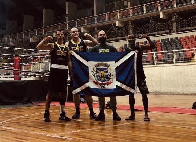 boxe tubarão #PraCegoVer Na foto, quatro atletas de boxe seguram a bandeira de Tubarão