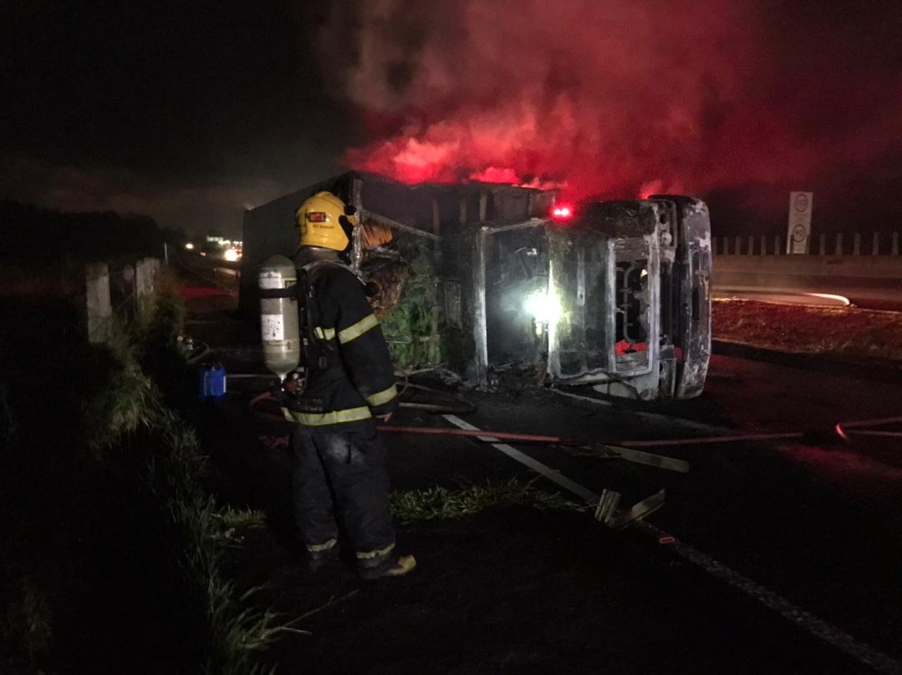 Caminhão pega fogo após tombar em Laguna