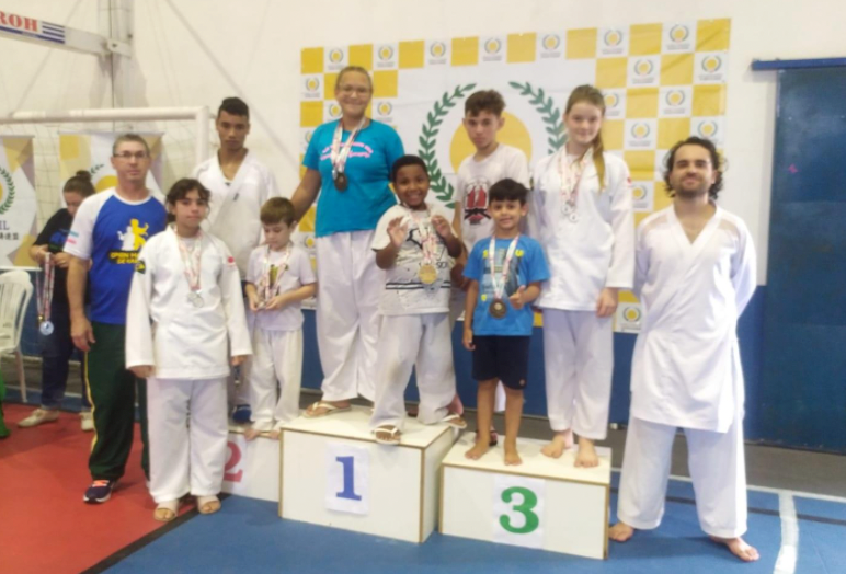 karatê de São Ludgero #PraCegoVer Na foto, a equipe de karatê de São Ludgero