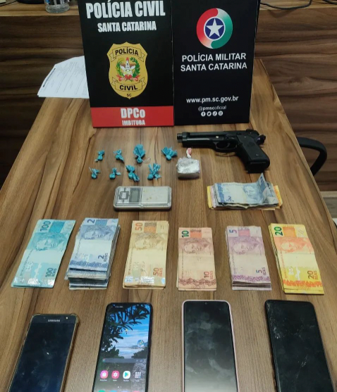 tráfico imbituba #PraCegoVer Na foto, os emblemas das policias Civil e Milita, drogas, dinheiro, balança, arma falsa e telefones celulares