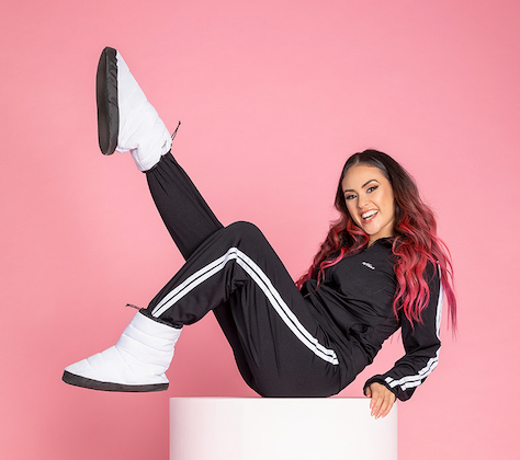 Ana Olímpio #PraCegoVer Na foto, uma mulher faz uma pose em cima de um pequeno palco redondo