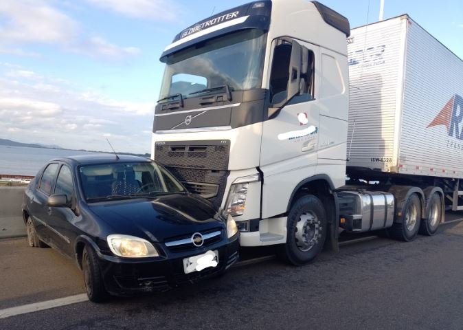 Carreta e carro colidem na ponte de Laguna