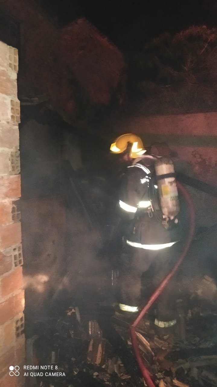 Casa é atingida pelo fogo em Laguna. Fogo teria começado por conta de cigarro aceso