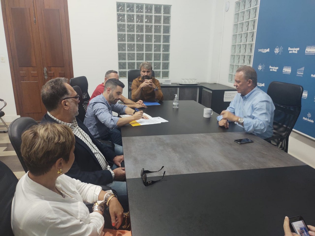 CDL #PraCegoVer Na foto, diversas pessoas conversam