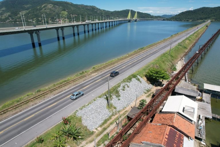 #PraCegoVer Na foto, uma ponte e uma estrada federal