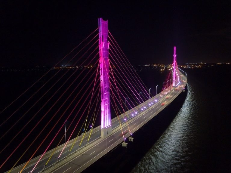 Ponte Anita Garibaldi ganha iluminação especial para homenagear as mulheres