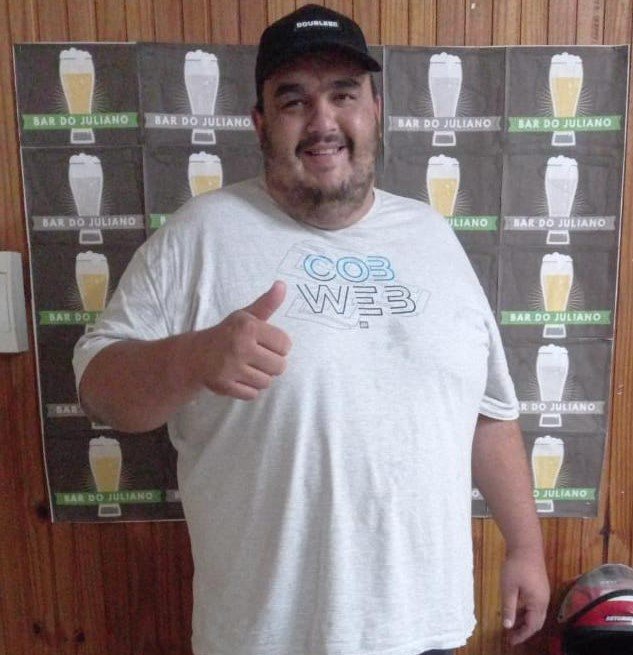 Giovani Braço do Norte #Pracegover Foto: na imagem há um homem de camiseta e boné