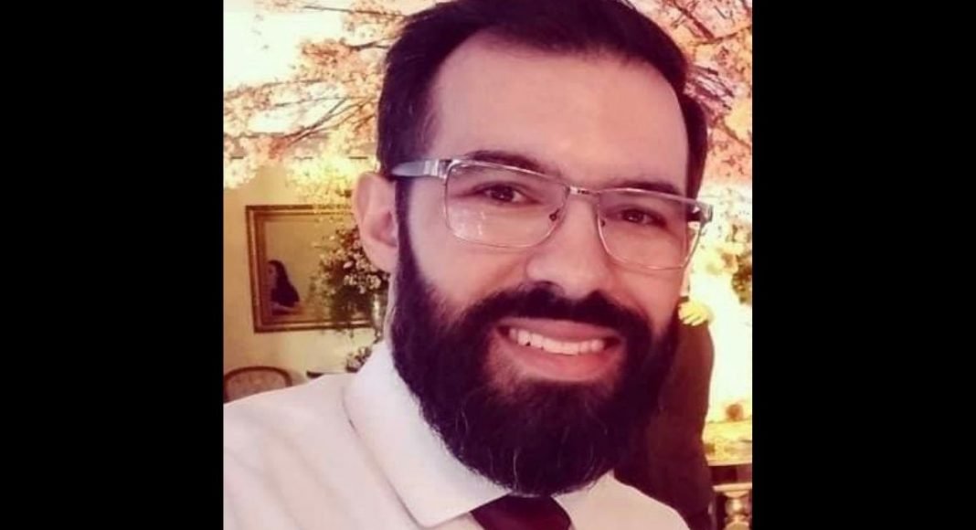homem #Pracegover Foto: na imagem há um homem de óculos