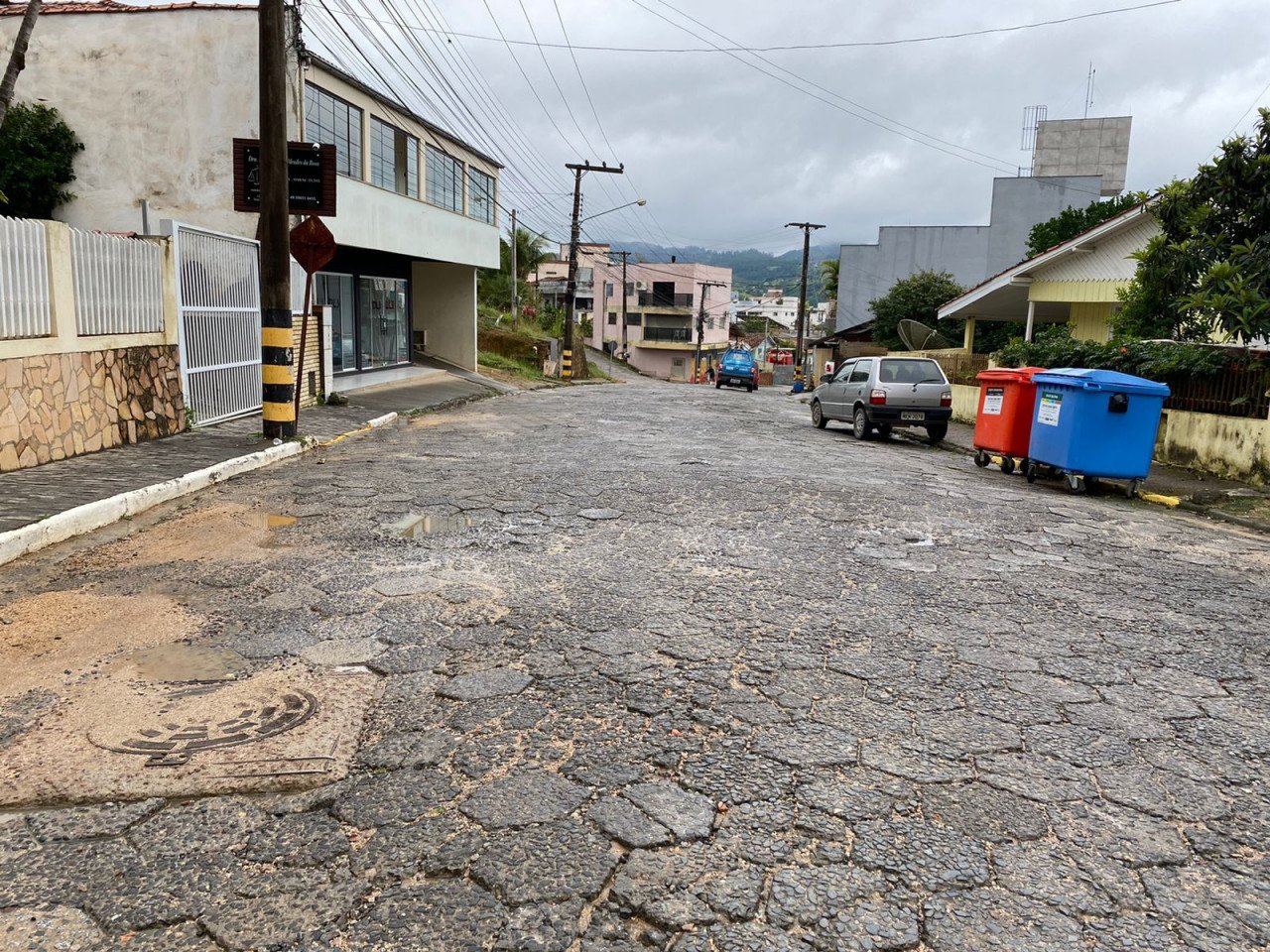 Irineu #PraCegoVer Na foto, uma rua pavimentada com lajotas
