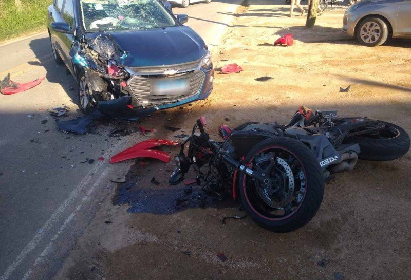 motociclista-morre-apos-acidente-com-carro-em-pescaria-brava #PraCegoVer Na foto, um carro e uma motocicleta que se envolveram em um acidente de trânsito