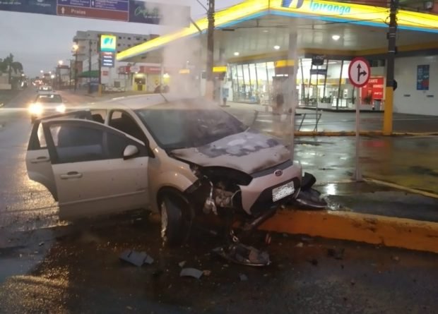 Motorista é salvo minutos antes de carro pegar fogo em Araranguá