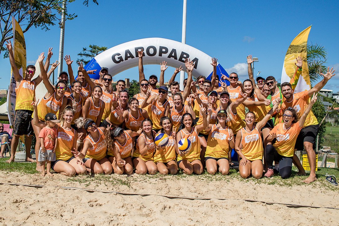 open garopava de volei de praia #PraCegoVer Na foto, vários atletas comemoram