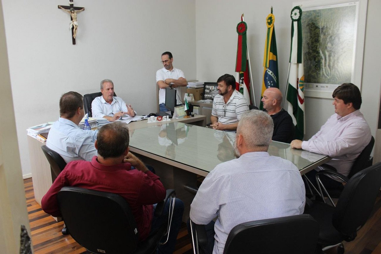 ordem-de-servico-para-executar-calcadas-padronizadas-em-frente-as-construcoes-publicas-e-assinada-e-entregue-em-sao-ludgero-2903-3-1647950915 #PraCegoVer Na foto, um grupo de pessoas está em uma reunião