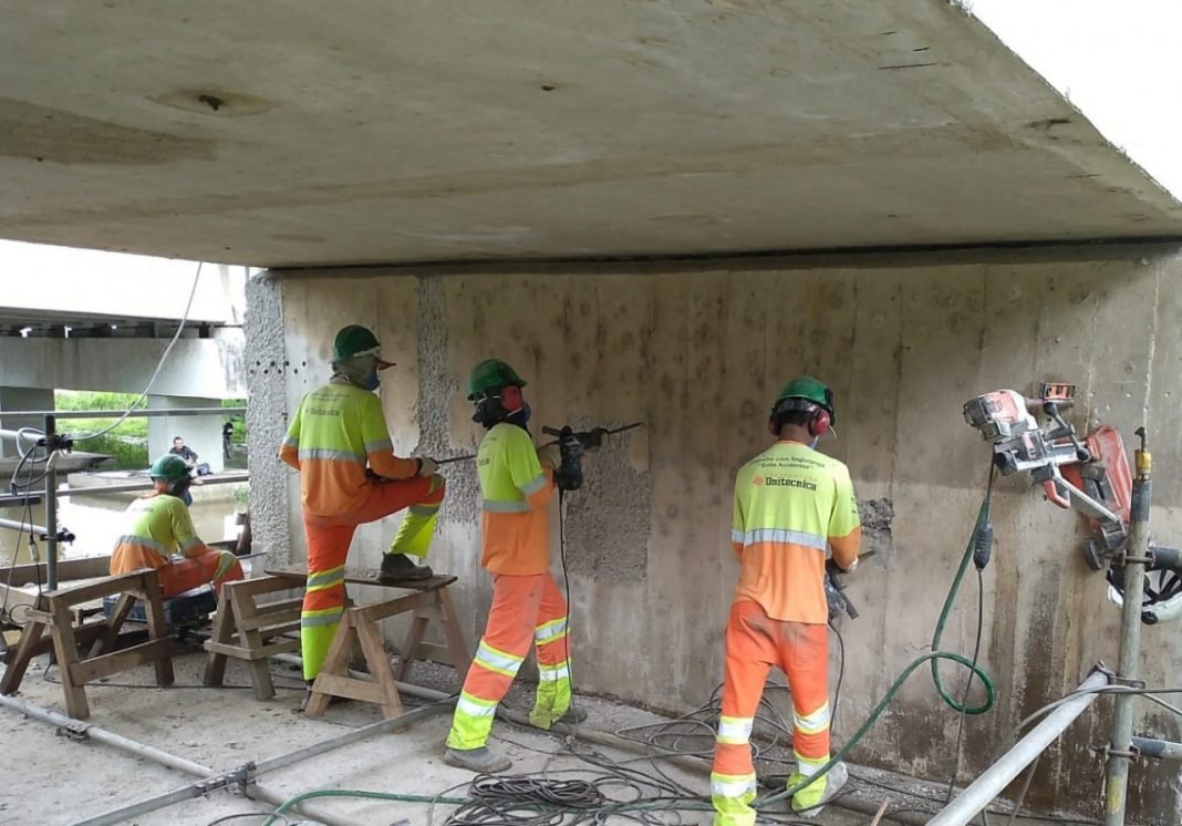 ponte_VC #PraCegoVer Na foto, homens trabalham embaixo de uma ponte