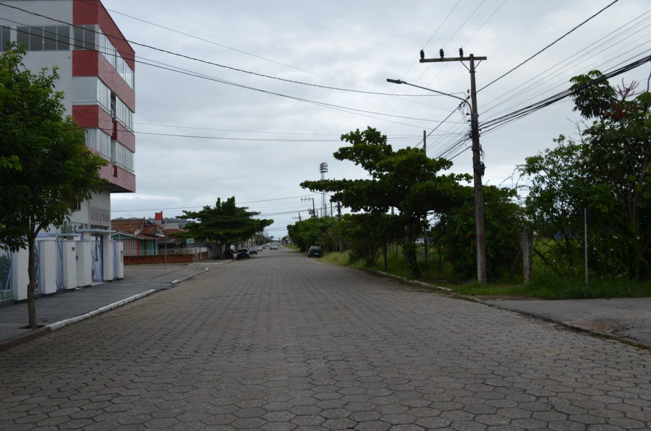 rua dos ferroviários #PraCegoVer Na foto, uma rua pavimentada com lajotas