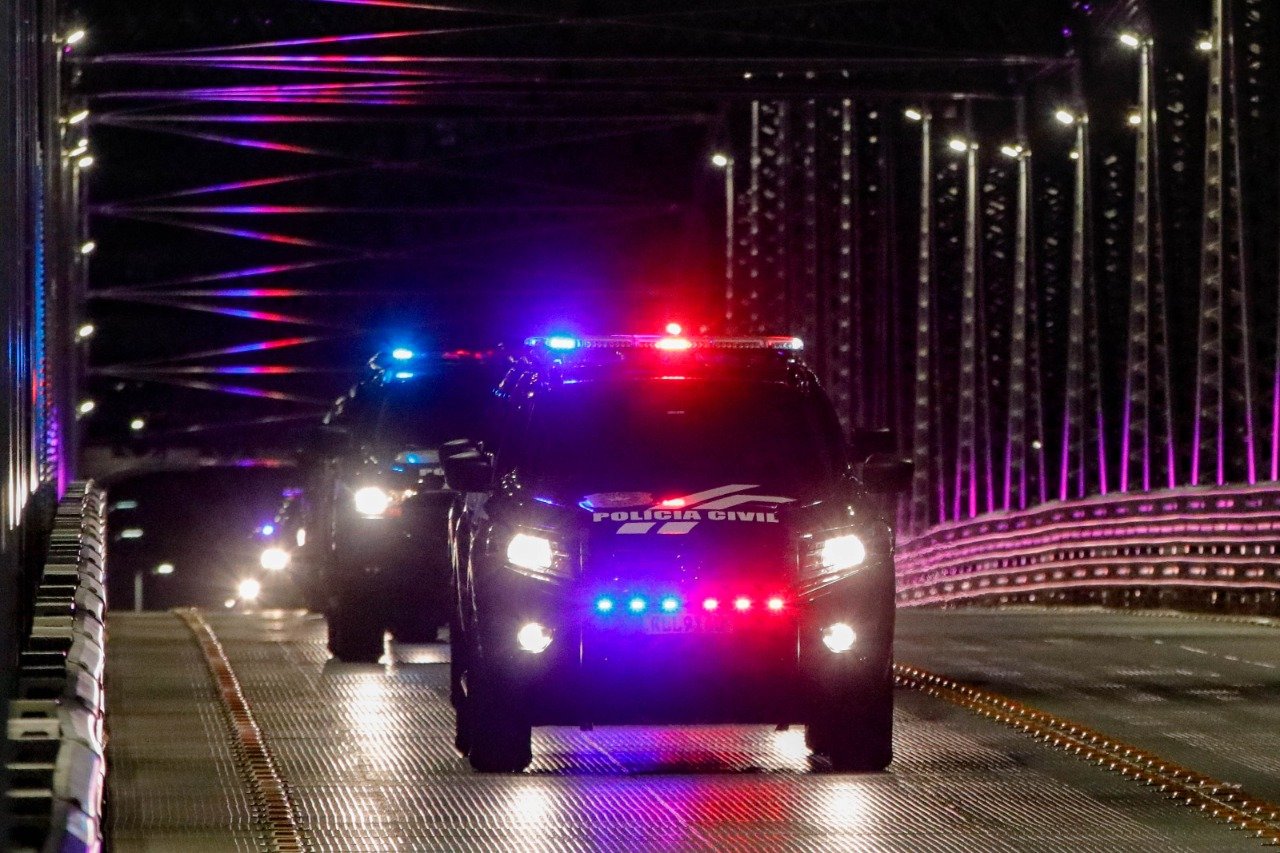 Polícia Civil #PraCegoVer Na foto, duas viaturas policiais estão com o giroflex ligados em uma estrada