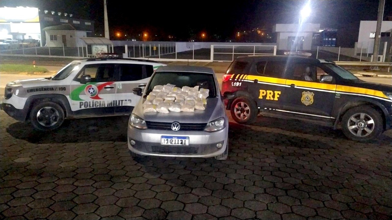 MDMA #PraCegoVer Na foto, duas viaturas policiais e várias embalagens de drogas em cima do capô de um terceiro carro