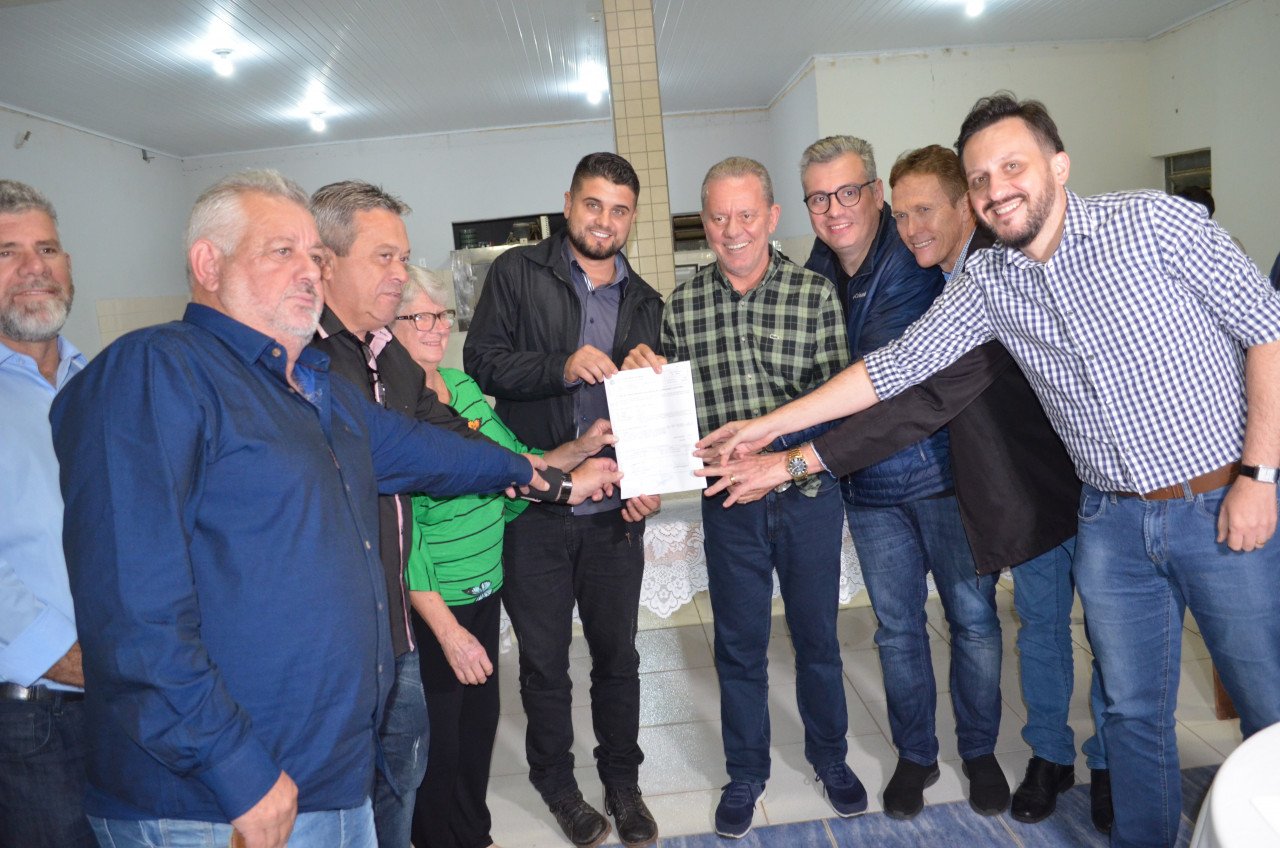 Congonhas - ordem de serviço #PraCegoVer Na foto, um grupo de pessoas segura um papel
