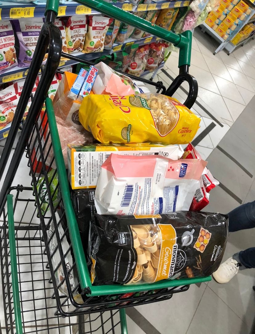 Procon Tubarão #PraCegoVer Na foto, um carrinho de supermercado com produtos vencidos
