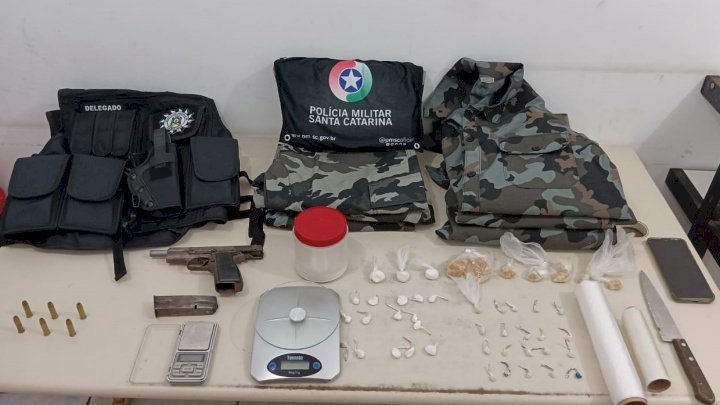 Farda falsa #PraCegoVer Na foto, materiais, drogas, arma, fardamentos falsos e munições apreendidos